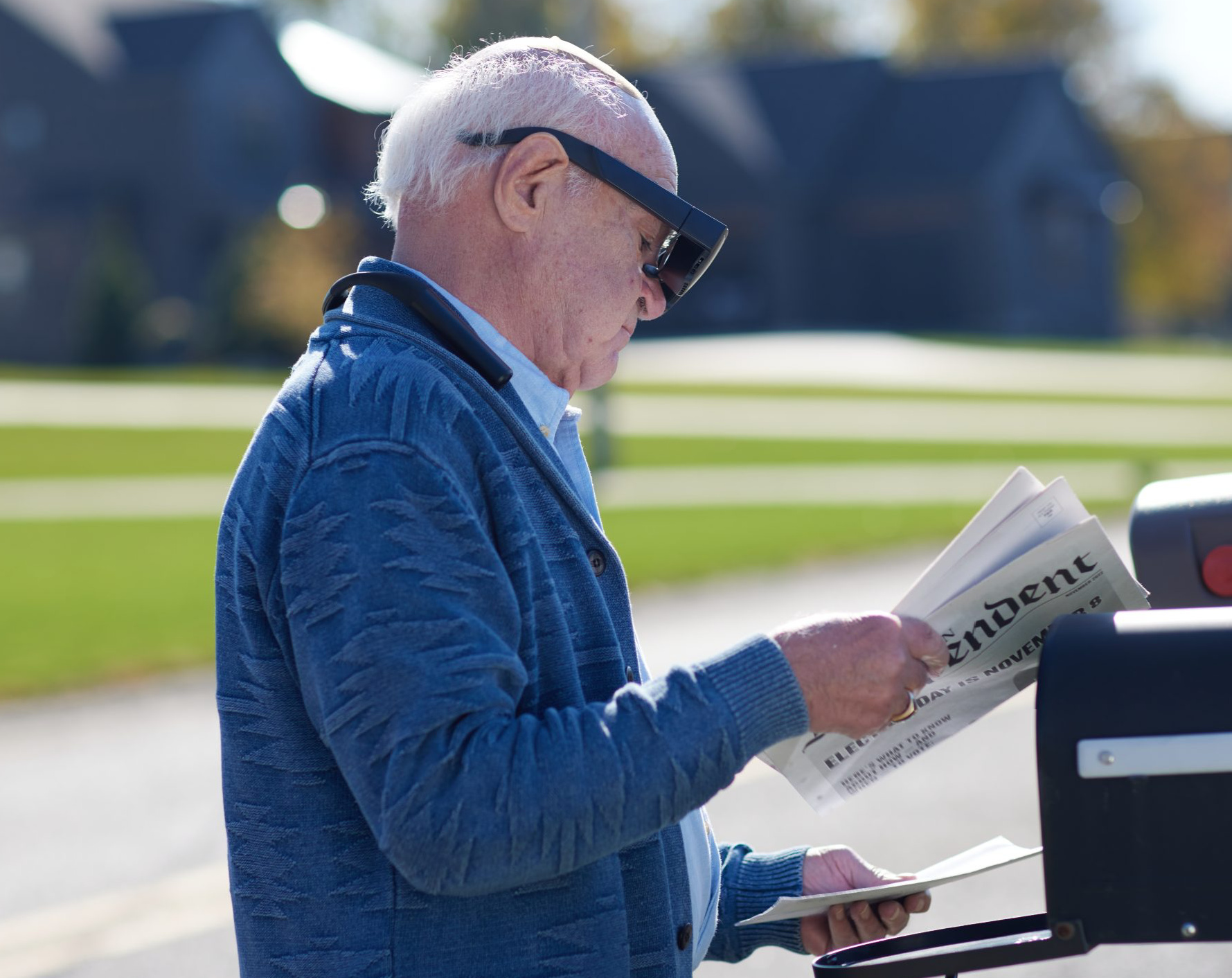 esight glasses man mailbox