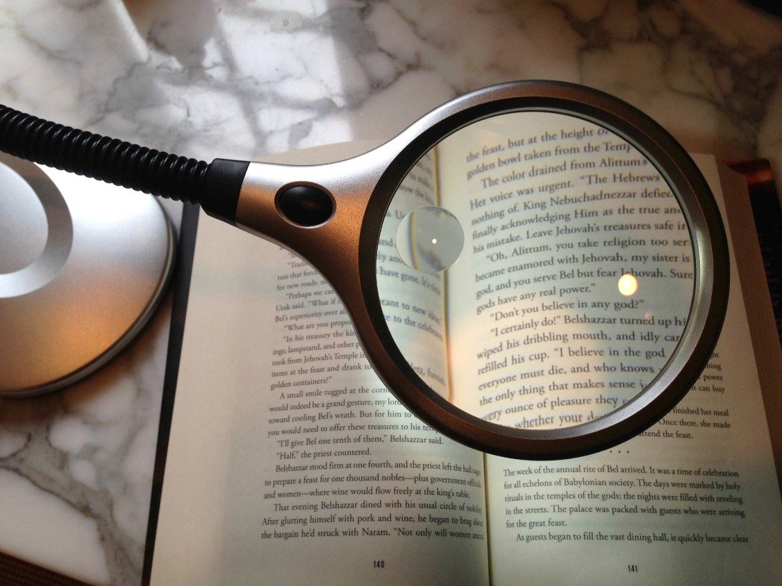 book magnifier using magnifying desk lamp