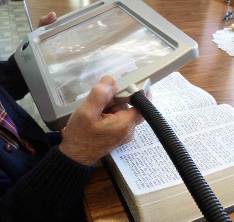 book magnifier using magnifying floor lamp