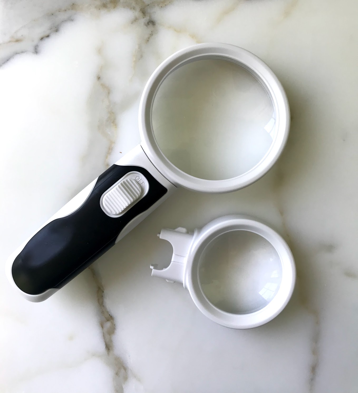 hand held magnifying glass with light